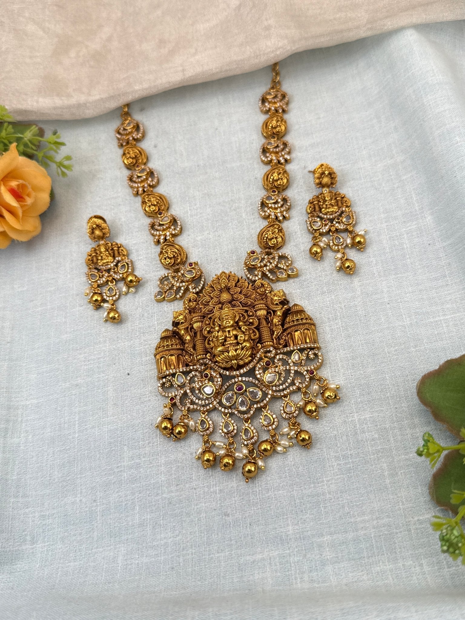 Royal Antique Stone Lakshmi Pendant Short Necklace Set 0766 - Mahilas