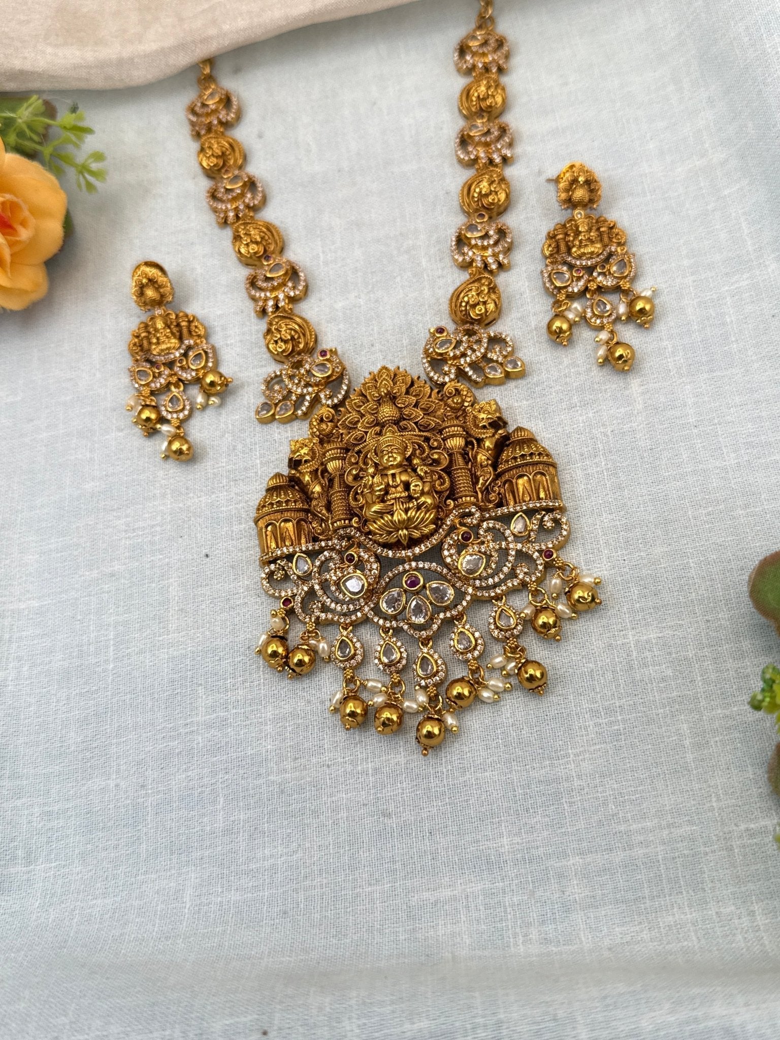 Royal Antique Stone Lakshmi Pendant Short Necklace Set 0766 - Mahilas