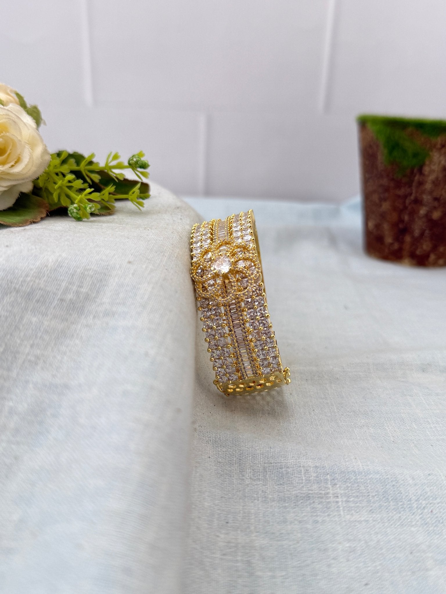 Royal Gold Stone Openable Kada Bracelet 7065 - Mahilas