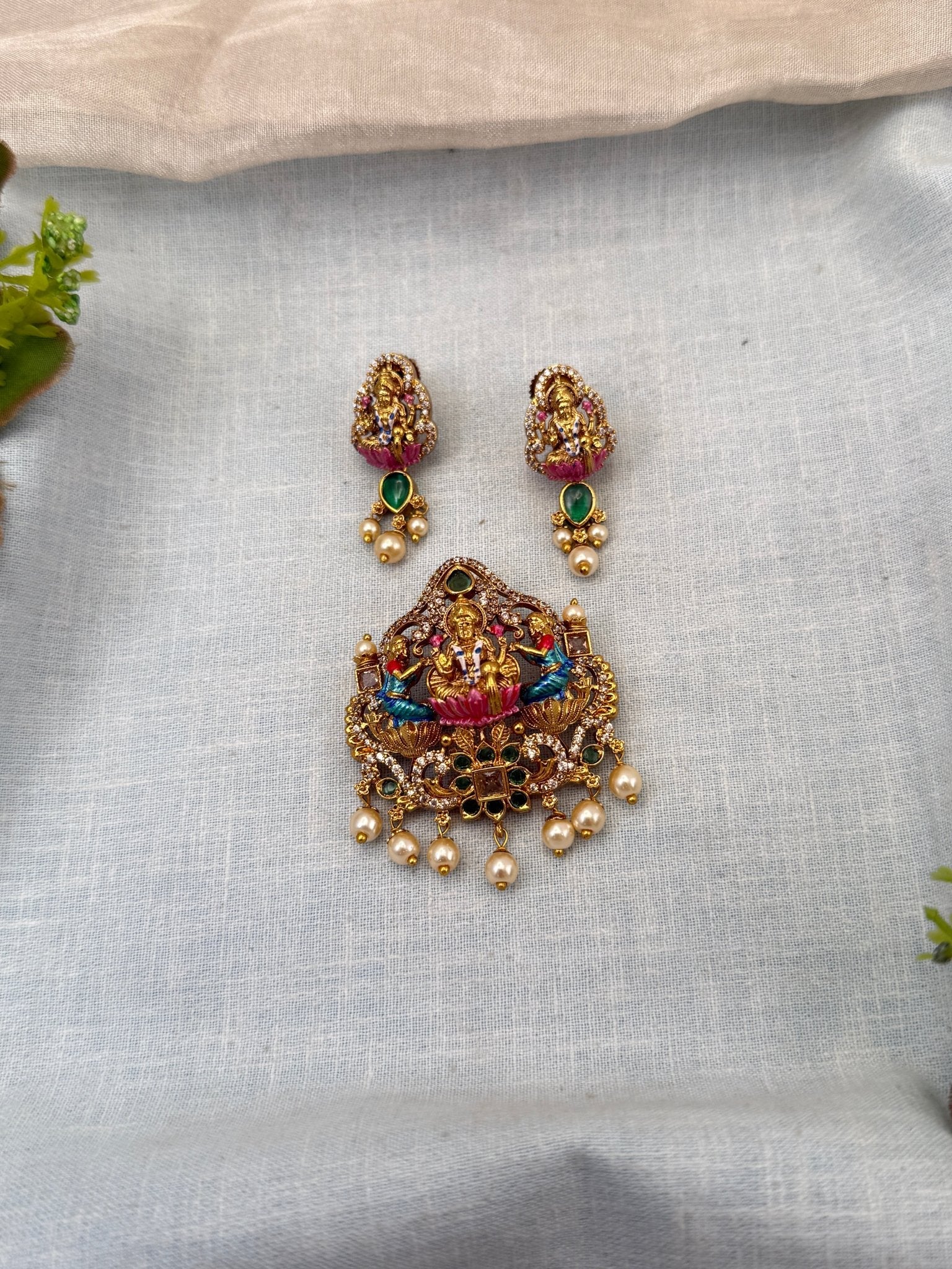 Royal Lakshmi Antique Pendant Set 314 - Mahilas