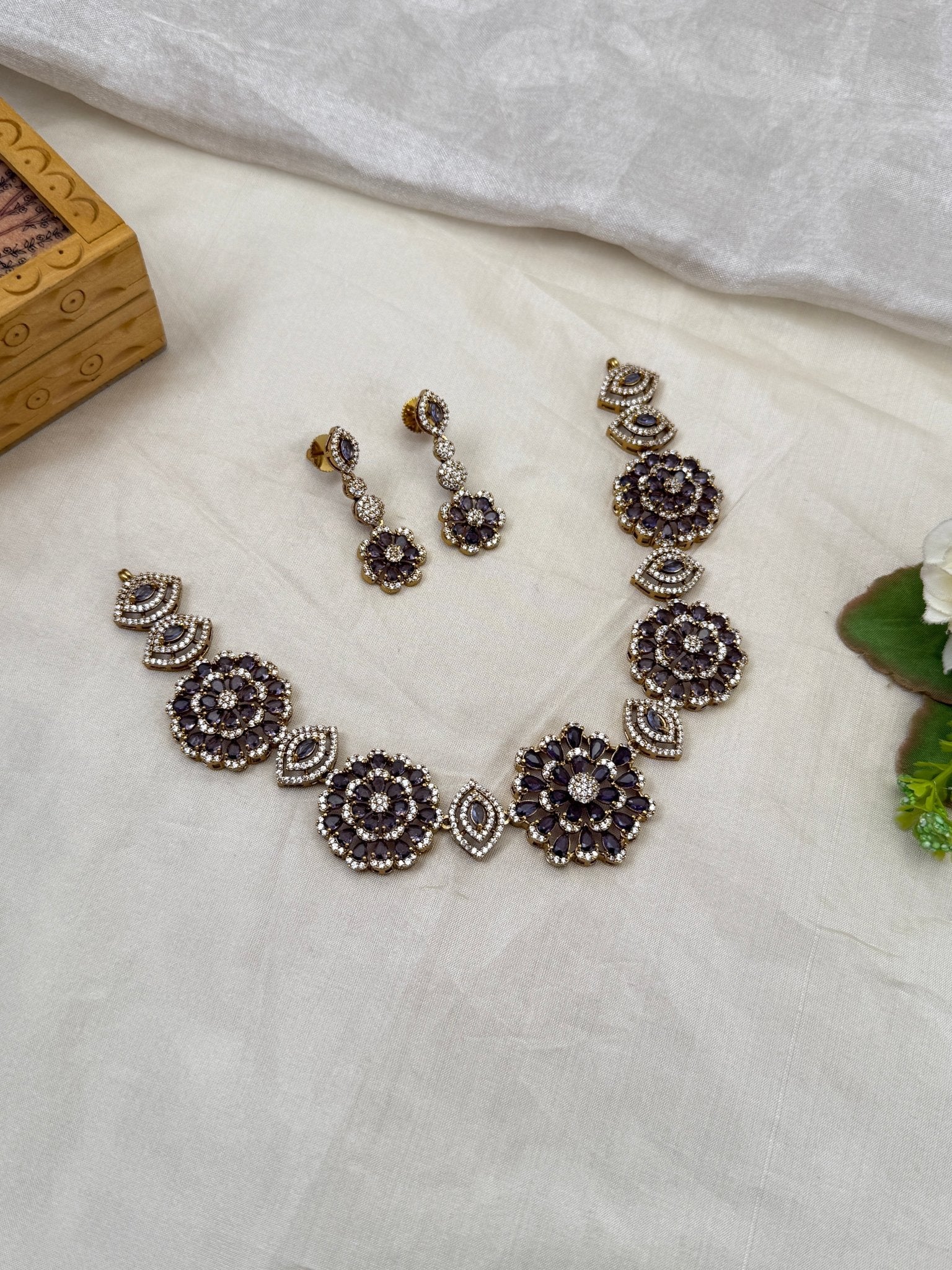 Royal Victorian Stone Necklace Set 650 - Mahilas