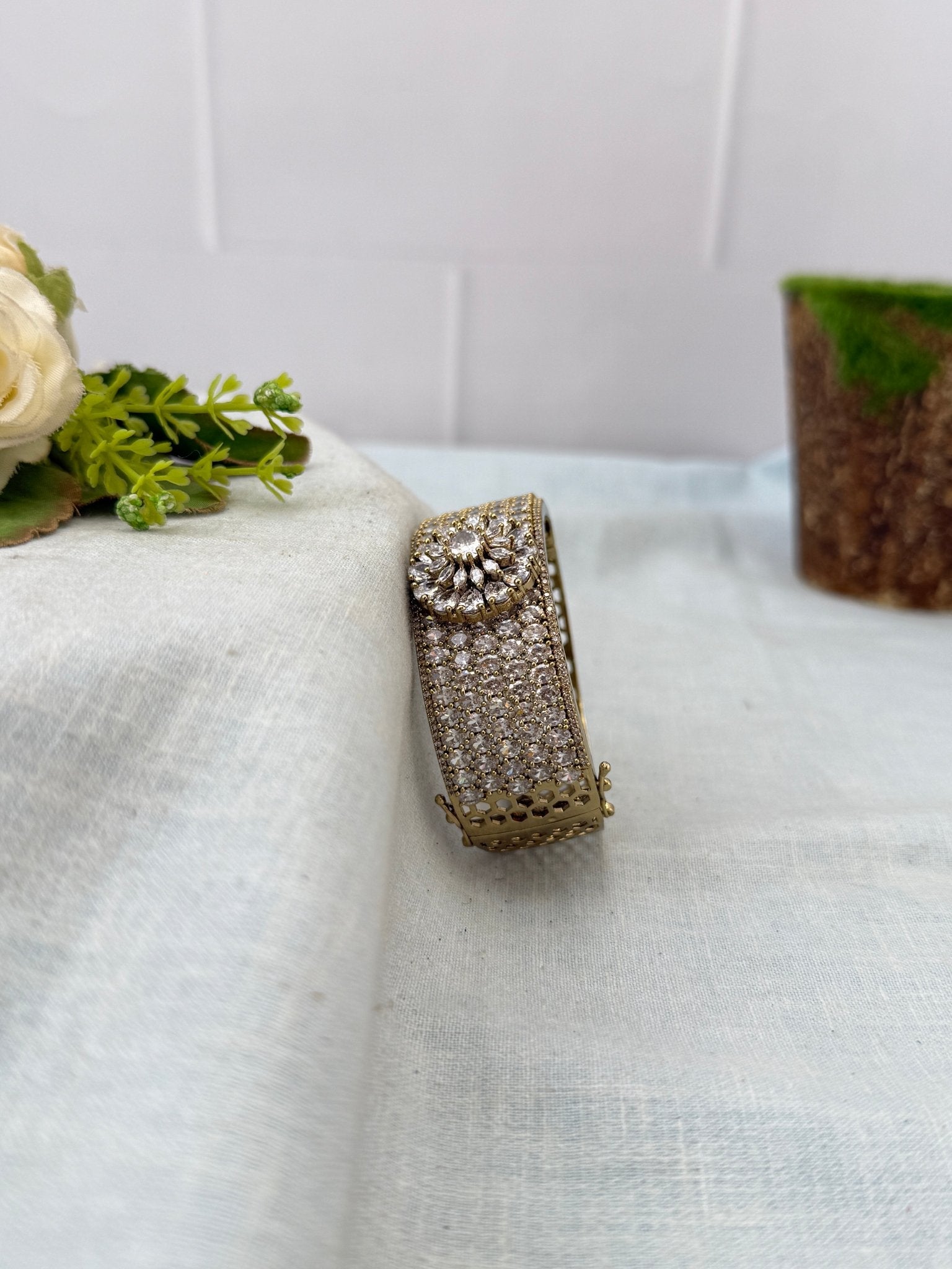 Royal Victorian Stone Openable Kada Bracelet 7068 - Mahilas
